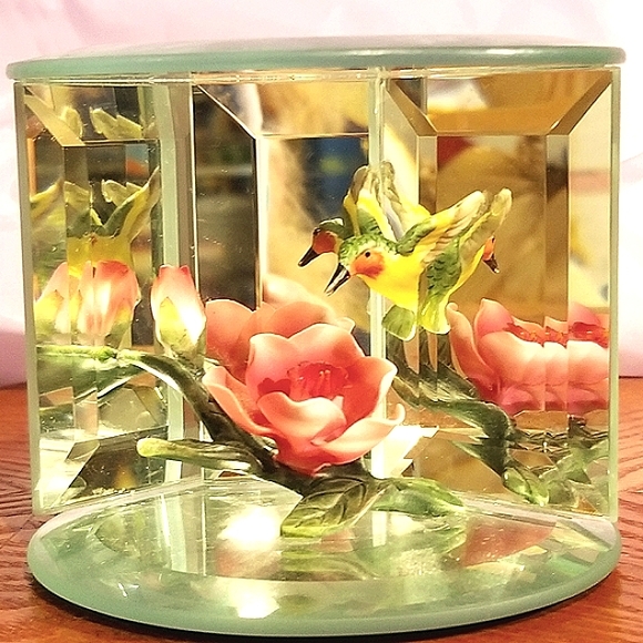 Hand Crafted Glass Hummingbird & Flowers Panarama - Picture 2 of 10